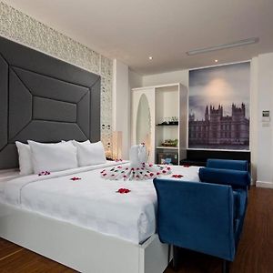 Honeymoon Suite Lake View